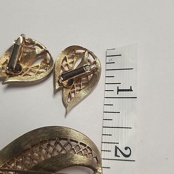 VINTAGE Gold Tone With White Brooch and Clip On Earrings Set - Picture 8 of 8